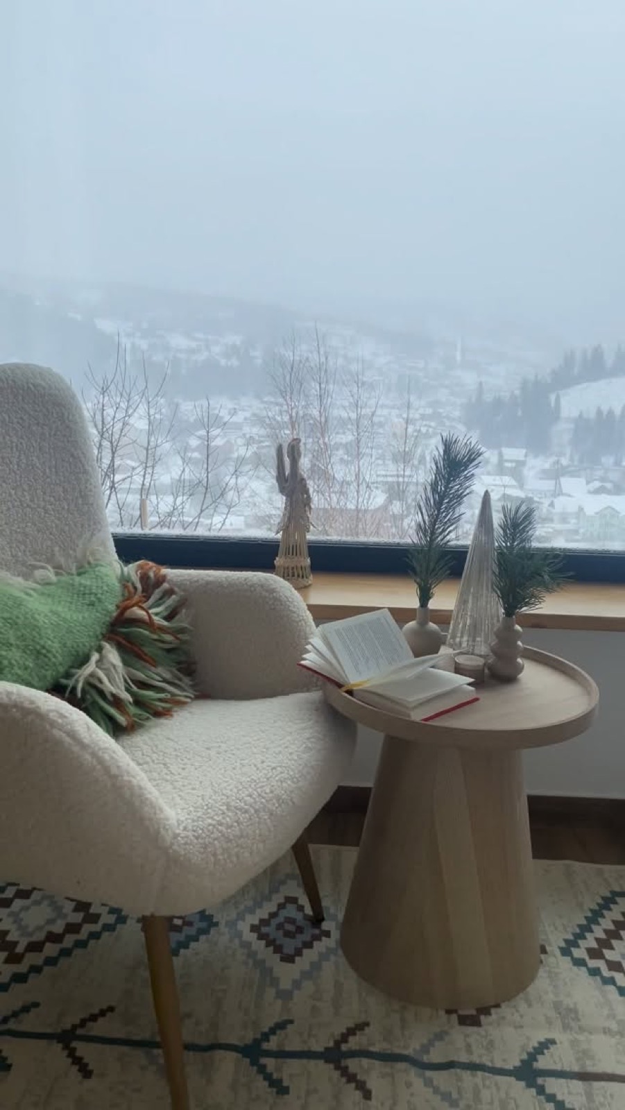 Біля панорамного вікна
